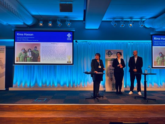 Ulrika Lifvakt, juryordförande från SKR tillsammans med Madeleine Lundström, vd och Roy Sundvall, marknads- och kommunikationschef på Forenede Care.