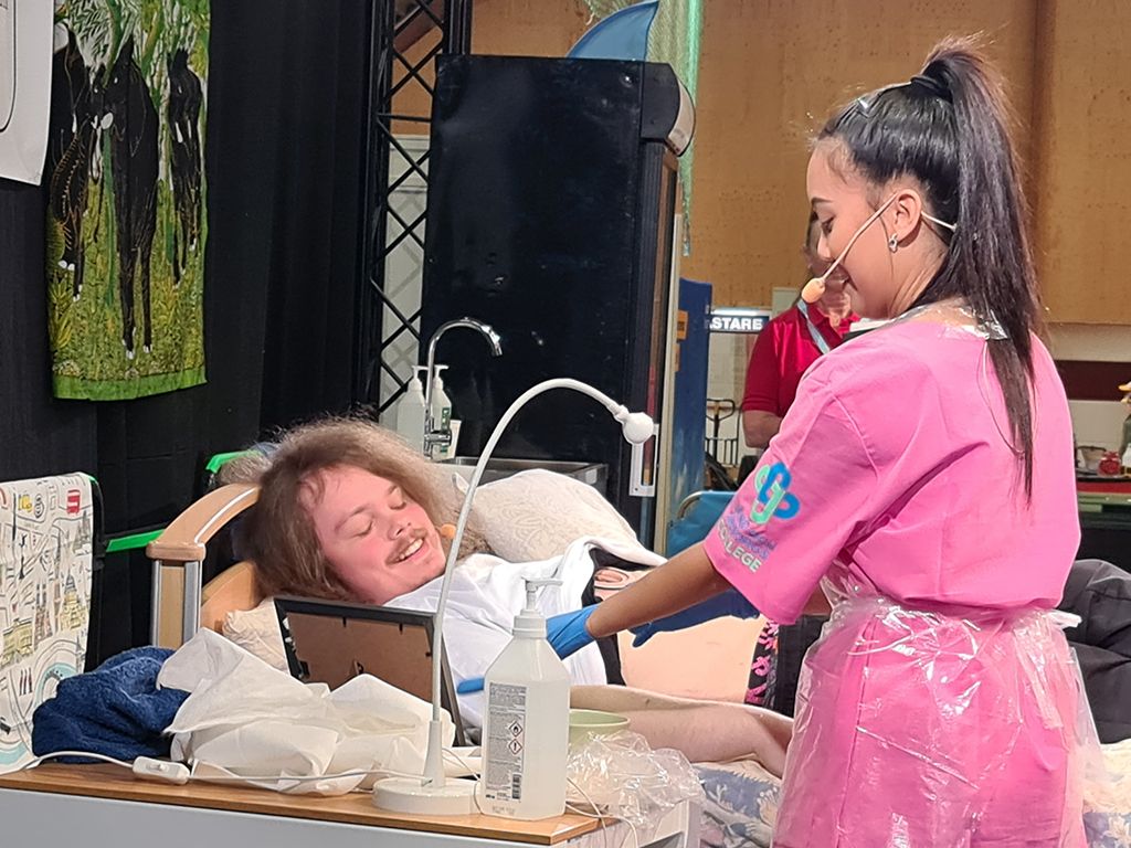 Sumittra byter Sams stomi