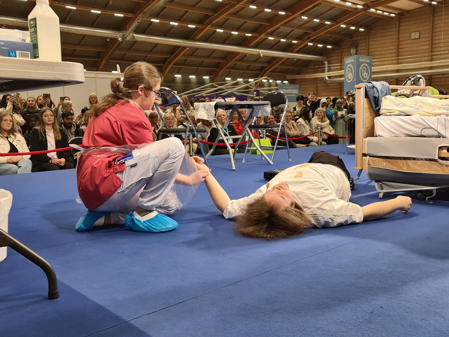 Thea tar pulsen på Sam