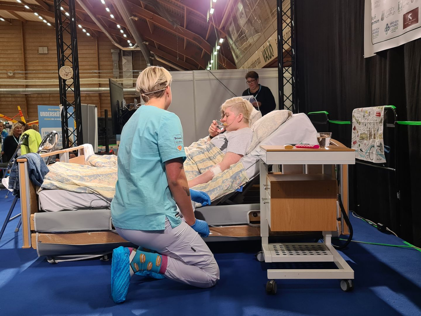 Wilma ger Kitty sin medicin